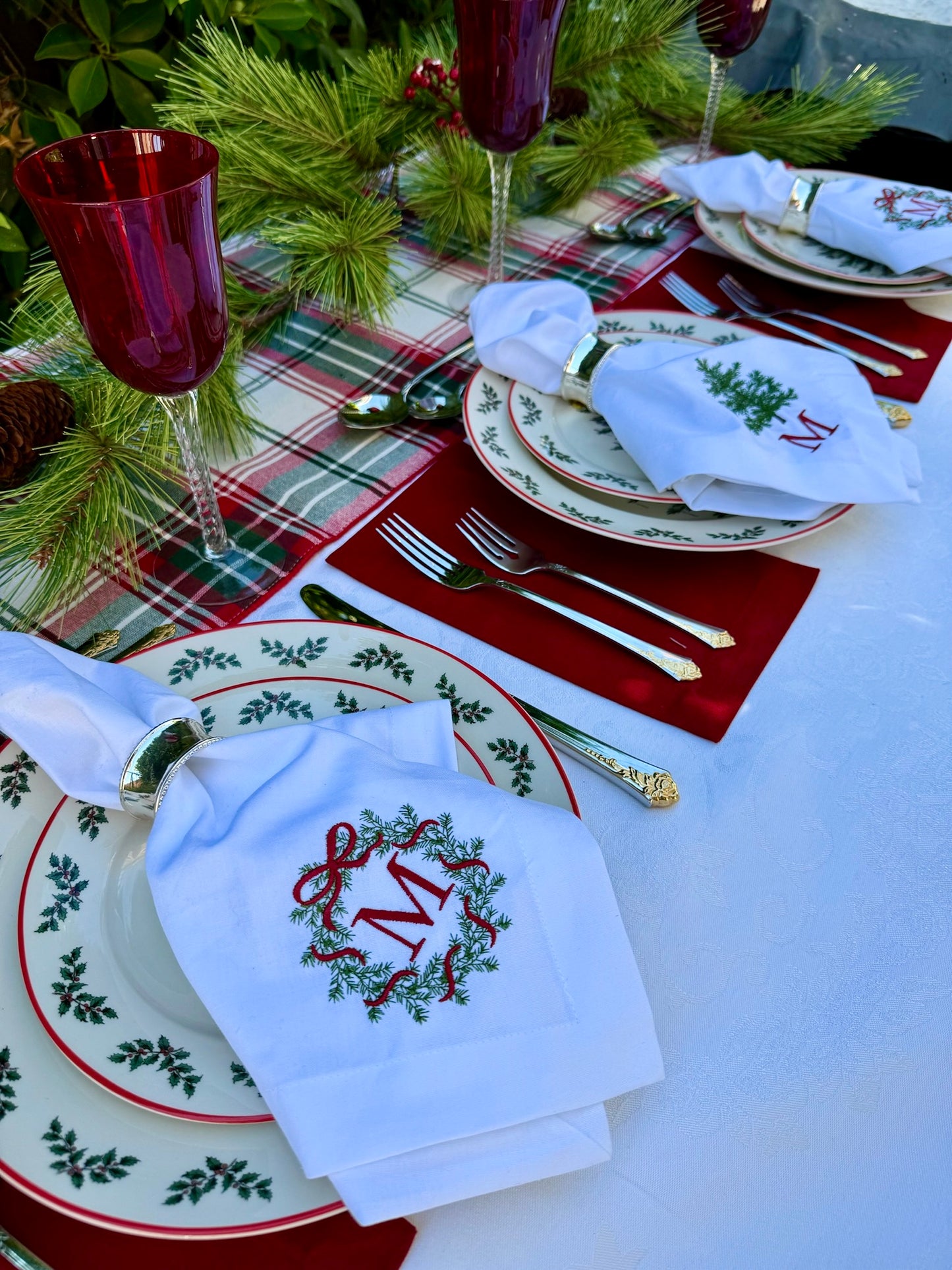 Monogram Wreath Dinner Napkin